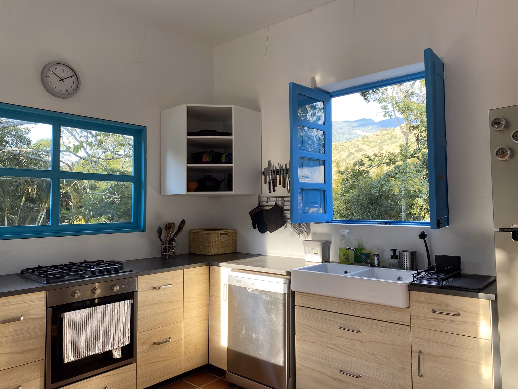 Cocina equipada de Sans-Souci con ventanas abiertas hacia la montaña