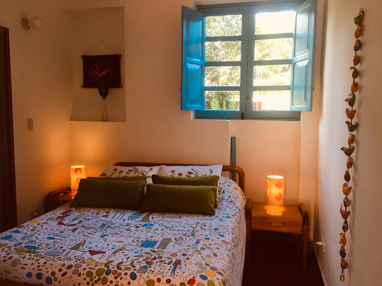 Habitación Páramo de Chingaza con cama doble junto a una ventana azul