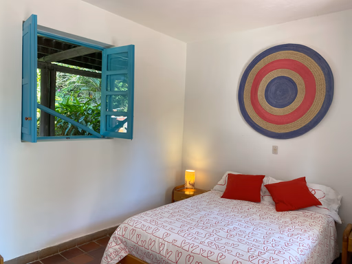 Habitación Laguna de Ubaque con ventana hacia el jardín