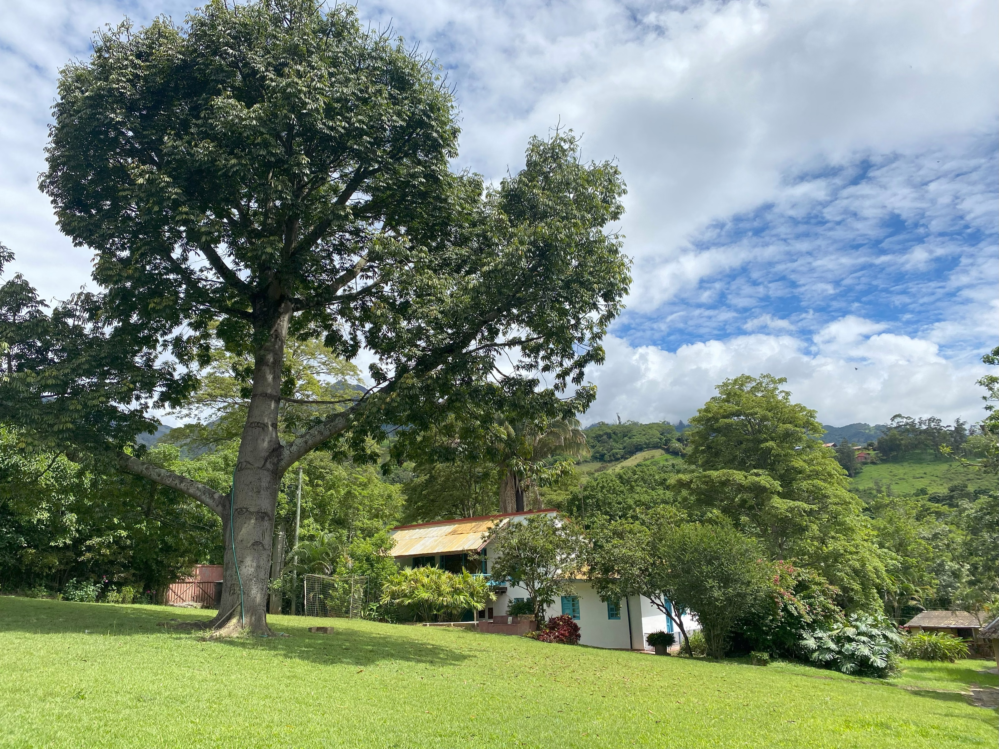 Jardín arbolado y casa de Quinta Sans-Souci