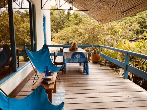 Terraza de la habitación La Cumbre abierta hacia la ceiba del jardín